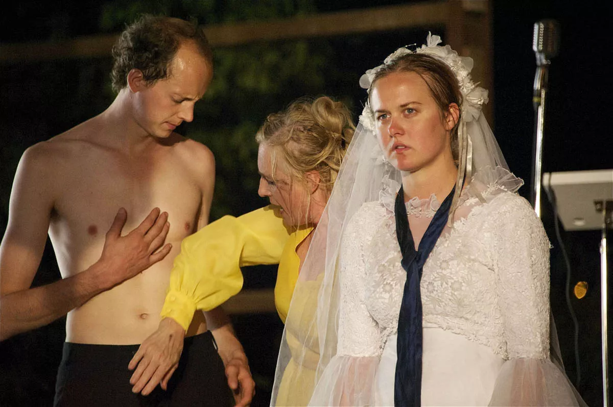 NTGent/Marijke Pinoy, Ginds tussen de netels